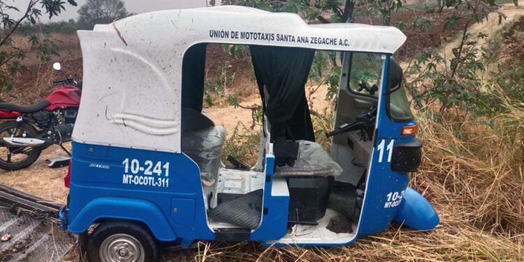 El mototaxi sufrió varios daños en la carrocería.