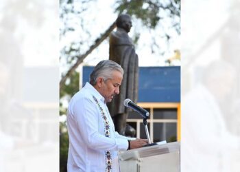 Foto: cortesía // El Rector de la UABJO, Cristian Eder Carreño López, encabeza la Ceremonia Cívica del 217 Aniversario del Natalicio de su Rector Supremo, Benito Juárez.
