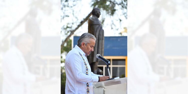 Foto: cortesía // El Rector de la UABJO, Cristian Eder Carreño López, encabeza la Ceremonia Cívica del 217 Aniversario del Natalicio de su Rector Supremo, Benito Juárez.