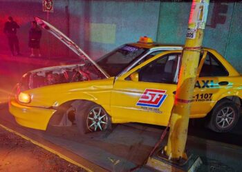 El taxi fue abandonado todo siniestrado.