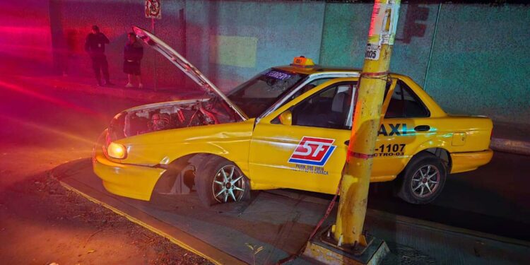 El taxi fue abandonado todo siniestrado.