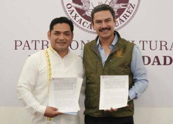 Foto: cortesía // El titular de Soapa, Omar Pérez Benítez y el edil capitalino, Raymundo Chagoya Villanueva, firman convenio.