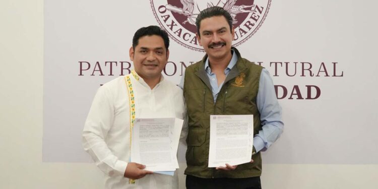 Foto: cortesía // El titular de Soapa, Omar Pérez Benítez y el edil capitalino, Raymundo Chagoya Villanueva, firman convenio.