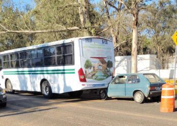 El vehículo quedó incrustado debajo del camión.
