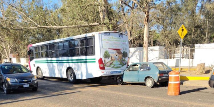 El vehículo quedó incrustado debajo del camión.