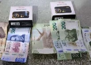 Entregó la cantidad de mil 800 pesos y accesorios para guitarra.