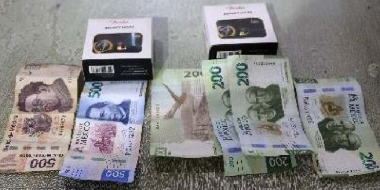 Entregó la cantidad de mil 800 pesos y accesorios para guitarra.