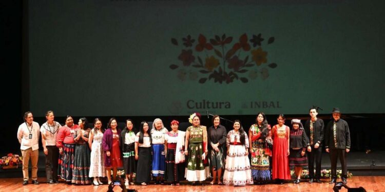 El “Recital de Poesía en Lenguas Originarias” tuvo un lleno total en la sala.