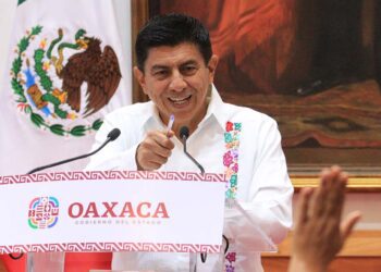 El gobernador informó que ampliarán el tramo Huatulco-Pochutla que consta de 51 kilómetros, obra que iniciará en marzo.