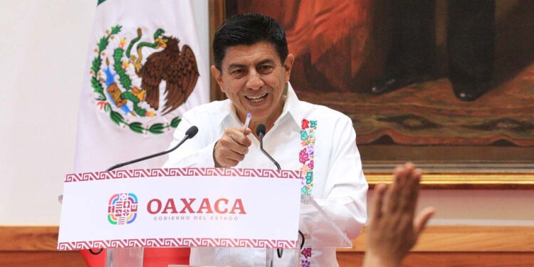 El gobernador informó que ampliarán el tramo Huatulco-Pochutla que consta de 51 kilómetros, obra que iniciará en marzo.