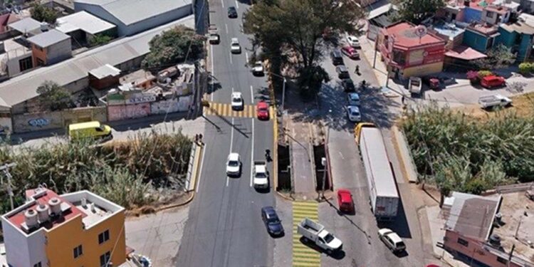 El gobierno estatal rehabilita vialidades deterioradas.