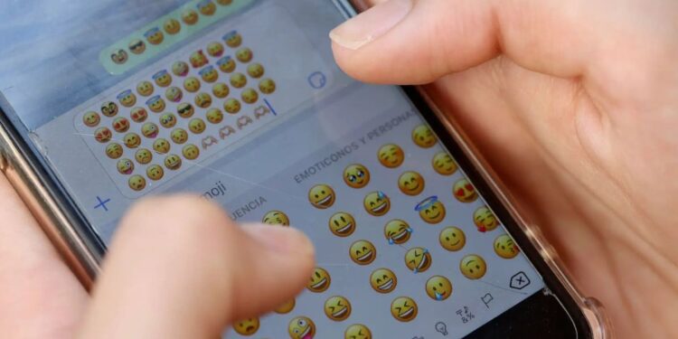 ¿Qué dice la psicología sobre las personas que usan solo emojis?