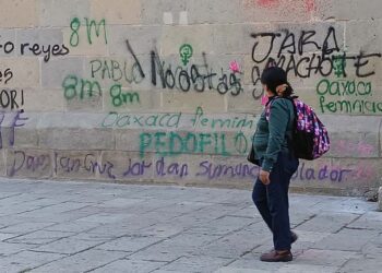Foto: Lisbeth Mejía Reyes // En la catedral aún se observan las consignas de las mujeres contra el Estado y diversos hombres.
