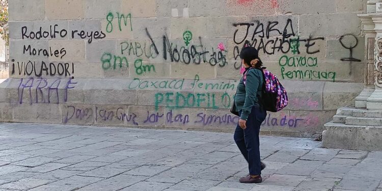 Foto: Lisbeth Mejía Reyes // En la catedral aún se observan las consignas de las mujeres contra el Estado y diversos hombres.