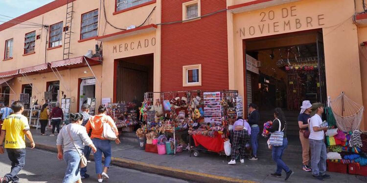 En lo que va del año se han capacitado en todo el estado a 3,977 personas en manejo de alimentos y bebidas.