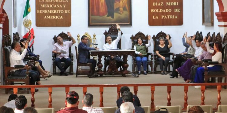 Fotos: Adrián Gaytán // En sesión extraordinaria, el Cabildo aprobó los ajustes en las elecciones de agencias tras la resolución de la Sala Xalapa del TEPJF.