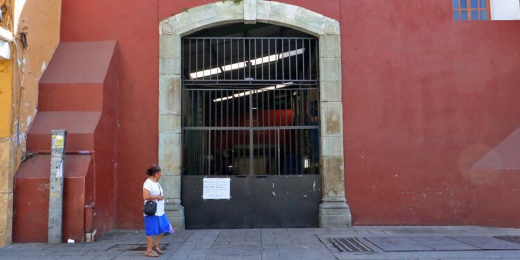 Foto: Adrián Gaytán // Este miércoles tocó el turno de saneamiento integral al mercado 20 de Noviembre.