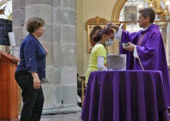Foto: Adrián Gaytán // Decenas de feligreses se dieron cita en los templos católicos para participar en las ceremonias de la imposición de la ceniza.