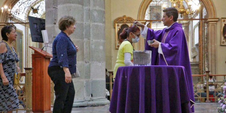 Foto: Adrián Gaytán // Decenas de feligreses se dieron cita en los templos católicos para participar en las ceremonias de la imposición de la ceniza.