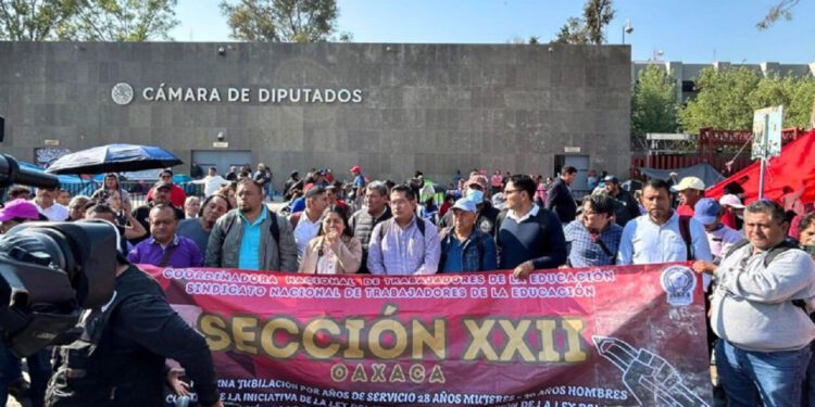S-22 marca con la CNTE de la Cámara de Diputados al Zócalo de la CdMx
