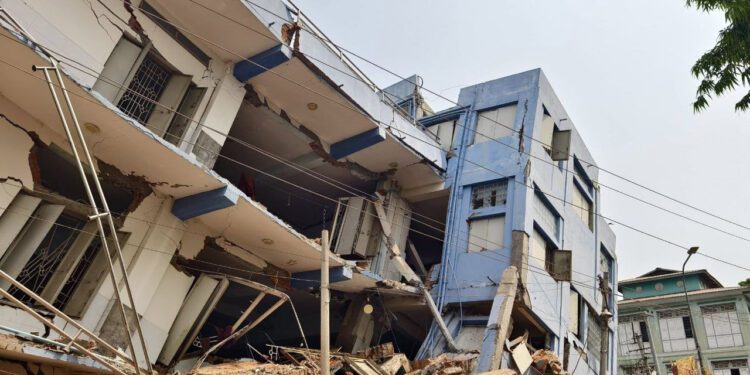 VIDEO: Potente sismo de 7.7 sacude Birmania y Tailandia: al menos 21 muertos y edificios derrumbados