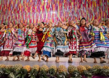 La Guelaguetza iluminó el 30 Aniversario de Chimalhuacán