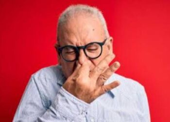 ¡El llamado “olor a viejito! Causas y soluciones naturales para combatirlo
