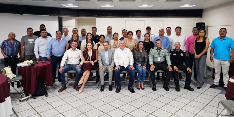 Foto: cortesía // Integrantes de la Asociación Nacional de Empresarios Mexicanos de Grúas en Oaxaca, buscan un marco legal actualizado para el sector, ante la competencia desleal.