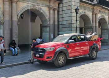 Con camioneta de “alta gama” la 14 de Junio exige recursos