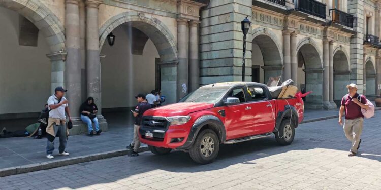 Con camioneta de “alta gama” la 14 de Junio exige recursos