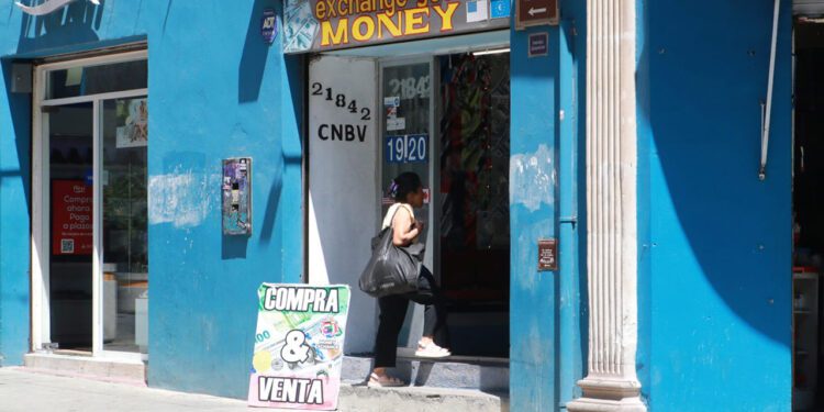 A dólar revuelto, ganancia de casa de cambio en Oaxaca; rebota precio del billete verde por aranceles