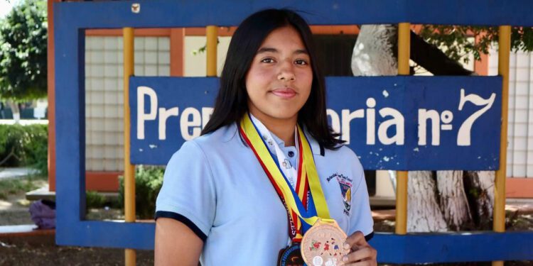 “Gracias a las mujeres que han abierto puertas para nosotras”: Camila, campeona de boxeo de la Prepa 7 UABJO