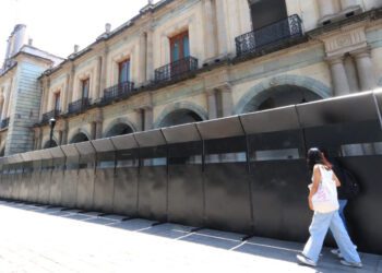 Palacio de Gobierno y catedral son blindados con vallas metálicas previo al 8M en Oaxaca