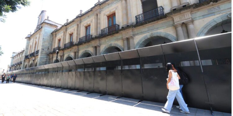 Palacio de Gobierno y catedral son blindados con vallas metálicas previo al 8M en Oaxaca