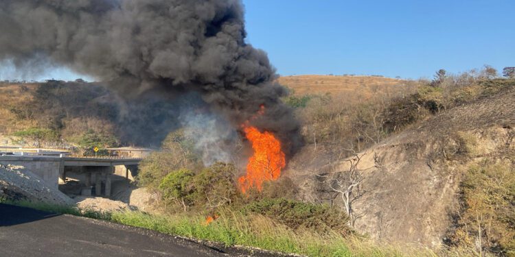 No se han reportado víctimas pero era posible observar largas y altas columnas de humo negro en la zona hasta se movilizaron equipos de emergencia.