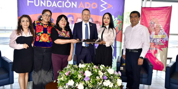 Entrega Fundación ADO 70 trenzas para pelucas oncológicas en Oaxaca