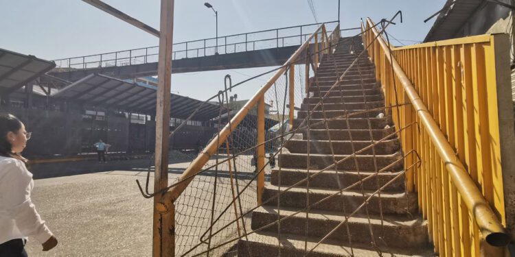 VIDEO: Adiós al Puente Amarillo; lo demuele por inseguridad e intentos de suicidio; no alcanza para un Arco de Seguridad