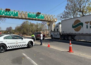 Oaxaca-Cuacnopalan, fila de 4 km en Huitzo, cierre carretero de 16 horas por derrumbe; carretera libre, la alternativa