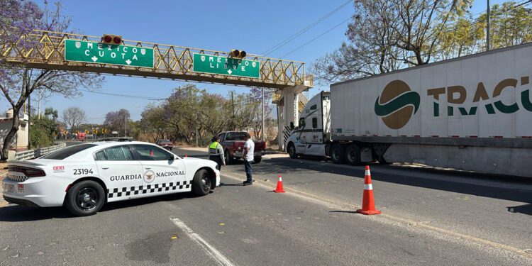 Oaxaca-Cuacnopalan, fila de 4 km en Huitzo, cierre carretero de 16 horas por derrumbe; carretera libre, la alternativa