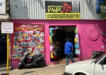 Las autoridades locales permanecen sin emitir opinión respecto a la legalidad de la mercancía en estos comercios, lo que ha permitido su expansión sin restricciones.
