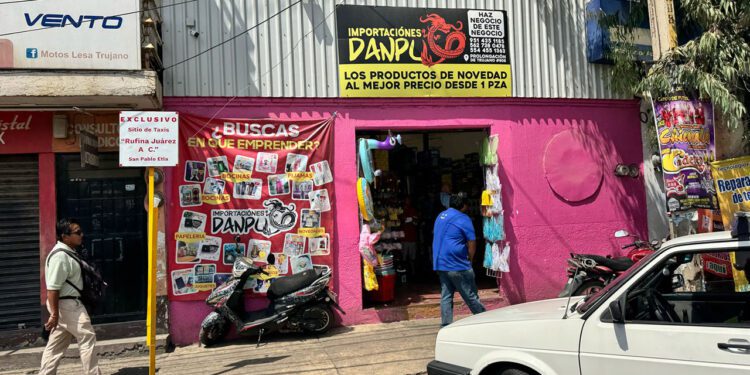 Las autoridades locales permanecen sin emitir opinión respecto a la legalidad de la mercancía en estos comercios, lo que ha permitido su expansión sin restricciones.