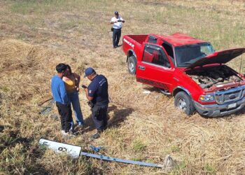 La camioneta quedó en los campos de siembra.