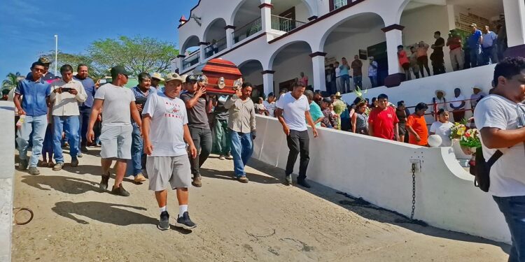 La comunidad sigue consternada por el lamentable asesinato del ex edil.