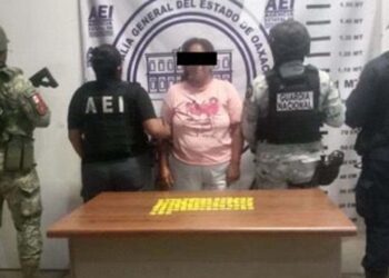 La detenida y los indicios asegurados fueron puestos a disposición de la Fiscalía General.