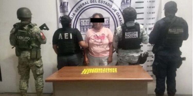 La detenida y los indicios asegurados fueron puestos a disposición de la Fiscalía General.