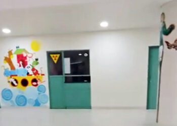 Foto: cortesía // La intensa lluvia registrada la tarde de este martes, dejó encharcamientos en pasillos del Hospital de la Niñez.