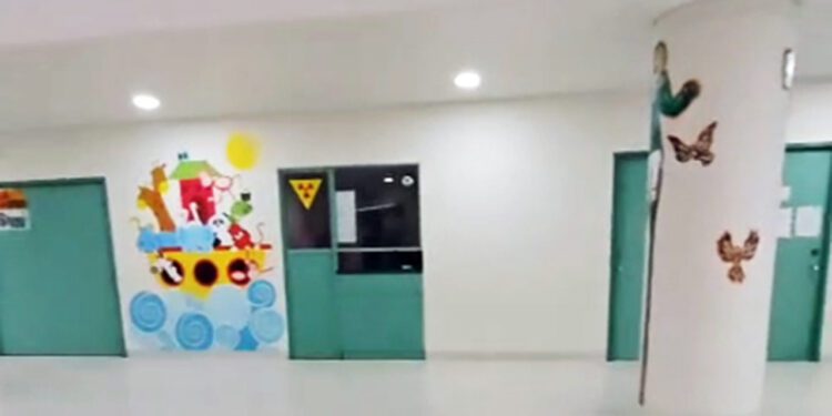 Foto: cortesía // La intensa lluvia registrada la tarde de este martes, dejó encharcamientos en pasillos del Hospital de la Niñez.