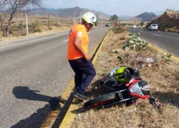 La motocicleta quedó tendida en el camellón.
