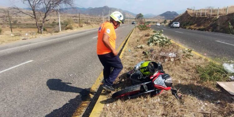 La motocicleta quedó tendida en el camellón.