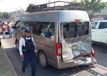 La parte trasera de una Urban quedó destrozada.